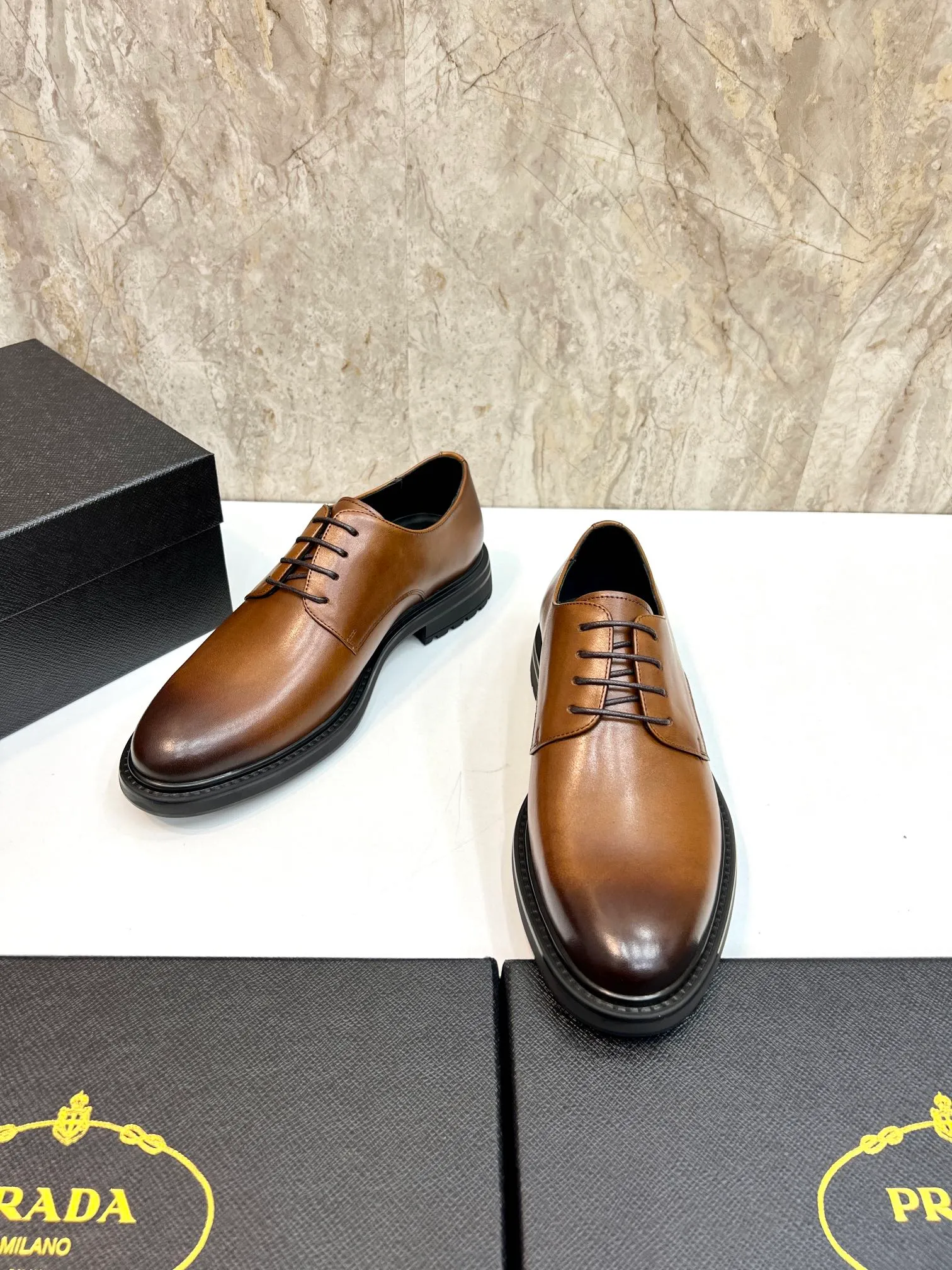 Original order quality: P580 Brand: PRADA (Prada) Standard code: Men's size 38/44 (45 can be customized) Grade: Same style as the official website High-quality men's shoes Material: Original cowhide Water-dyed cowhide lining Rubber outsole Style categories: Men's fashionable formal leather shoes Slip-on men's shoes series Young fashion European and American trends British style Top luxury Color: Actual picture